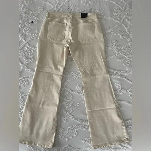 Banana Republic Vintage Stretch Low-Rise Bootcut Jean - Picture 7 of 11